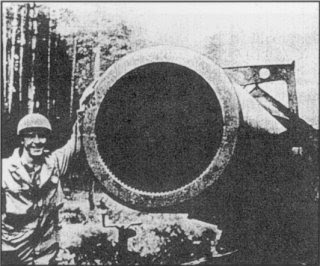 US_Soldier_with_800mm_gun_dora.jpg